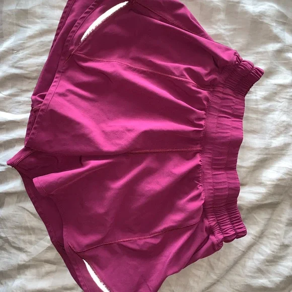 Lululemon hotty hot short II size 4 tall - Picture 3 of 6